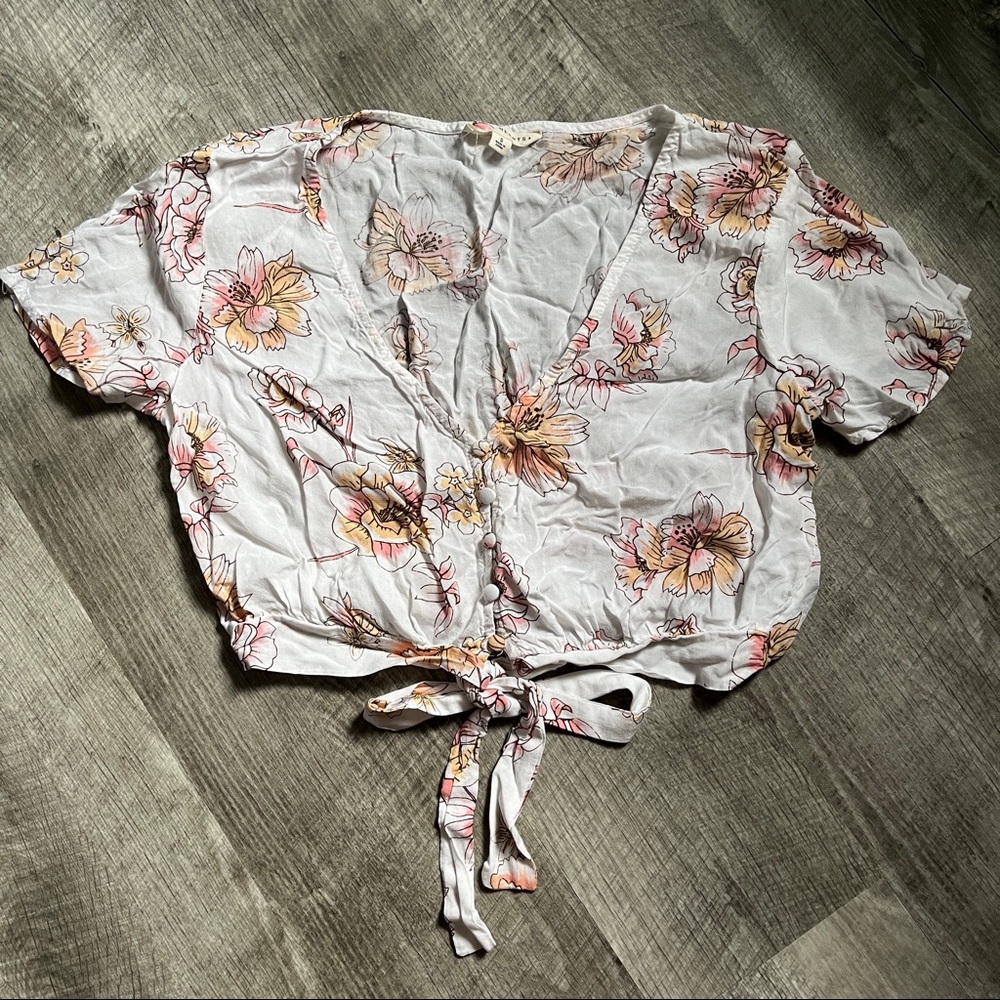 l.a. hearts subtle floral crop top with buttons and bow